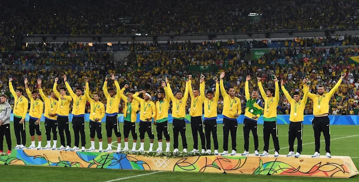 Equipo de fútbol de Brasil en podio con medallas Equipo de fútbol de Brasil en podio con medallas