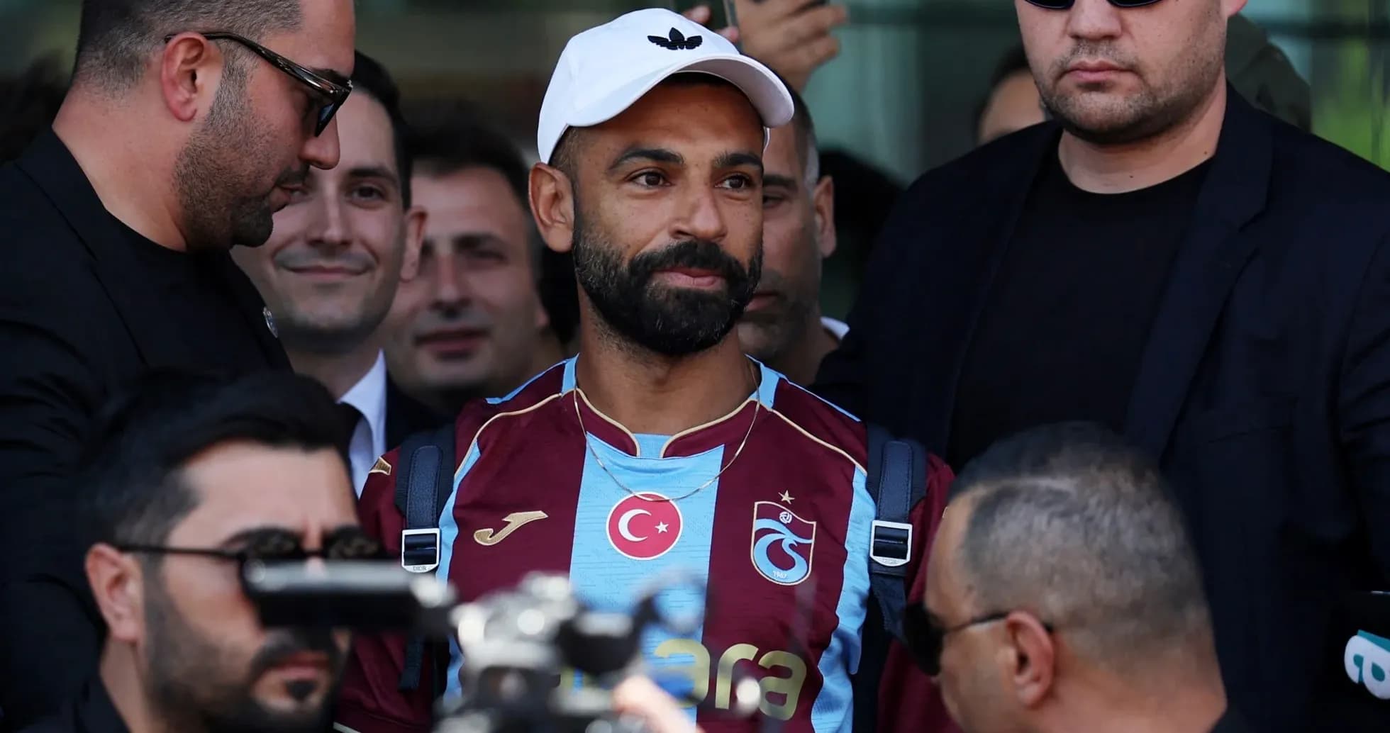 Jugador de Trabzonspor rodeado de seguridad y periodistas Jugador de Trabzonspor rodeado de seguridad y periodistas