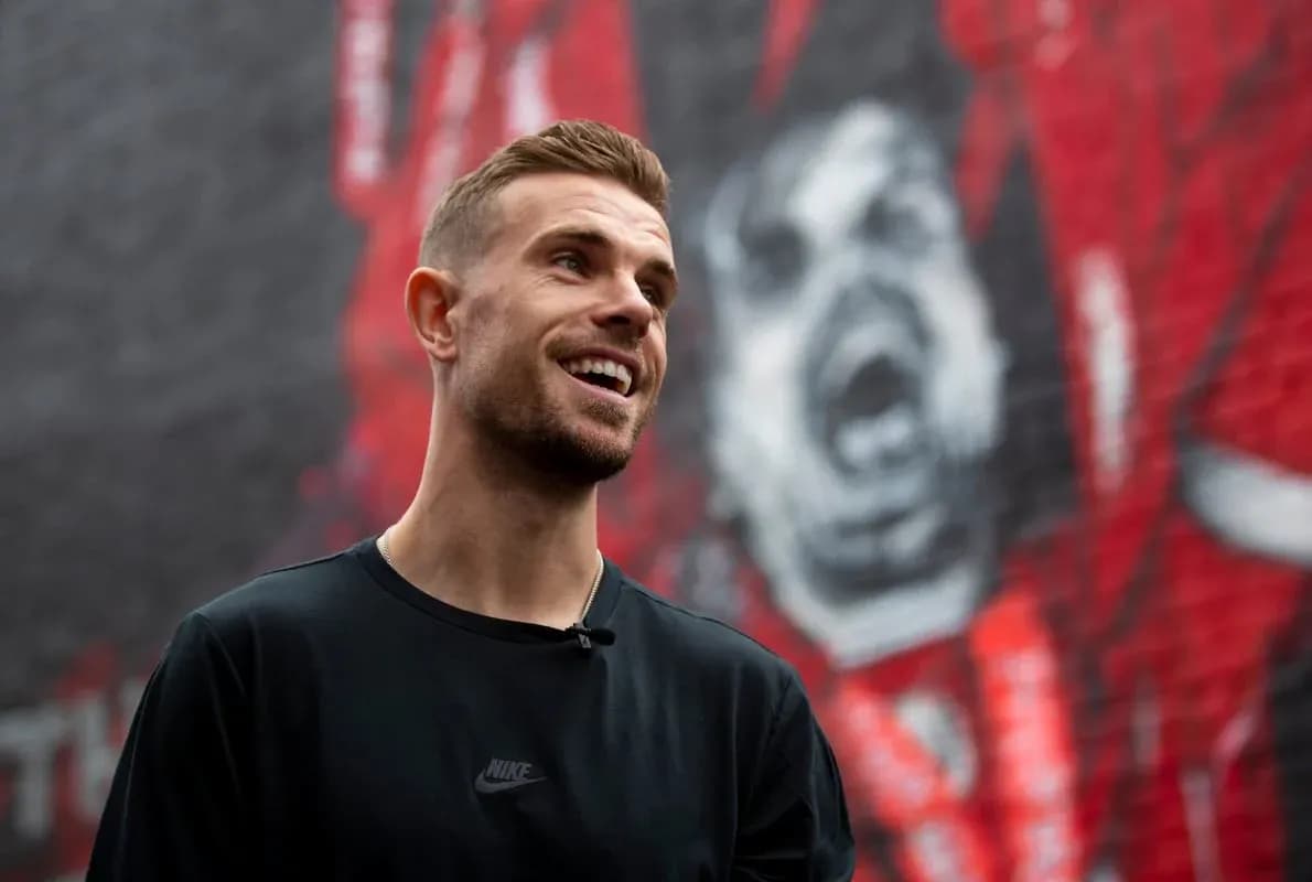 Jugador sonriendo frente a un mural de fondo Jugador sonriendo frente a un mural de fondo