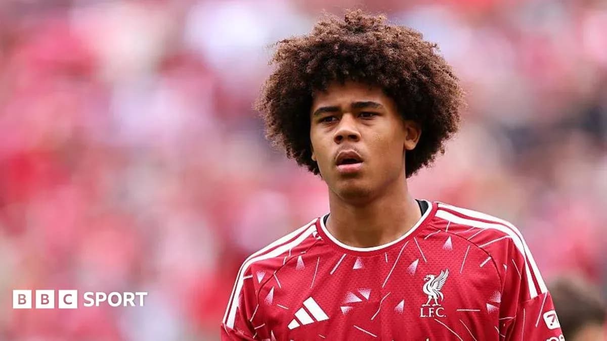 Jugador de Liverpool en el campo antes del partido Jugador de Liverpool en el campo antes del partido