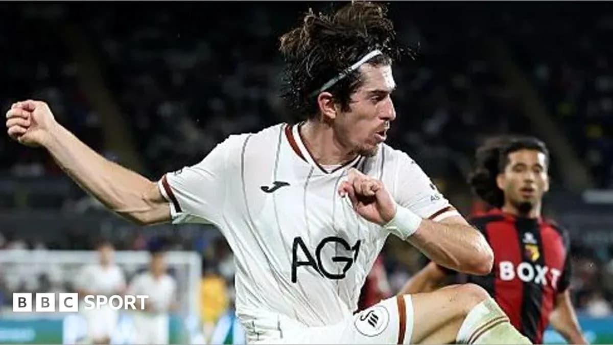 Jugador de fútbol chutando el balón en partido Jugador de fútbol chutando el balón en partido