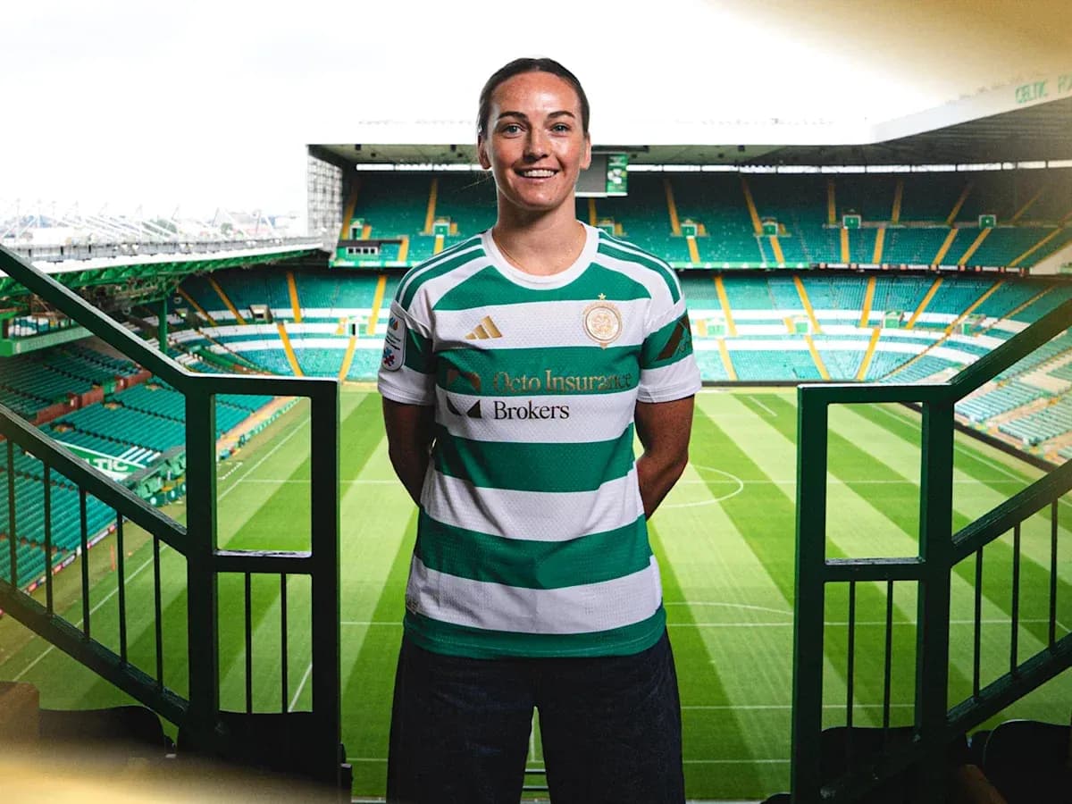 Jugadora posando en estadio con camiseta de Celtic Jugadora posando en estadio con camiseta de Celtic