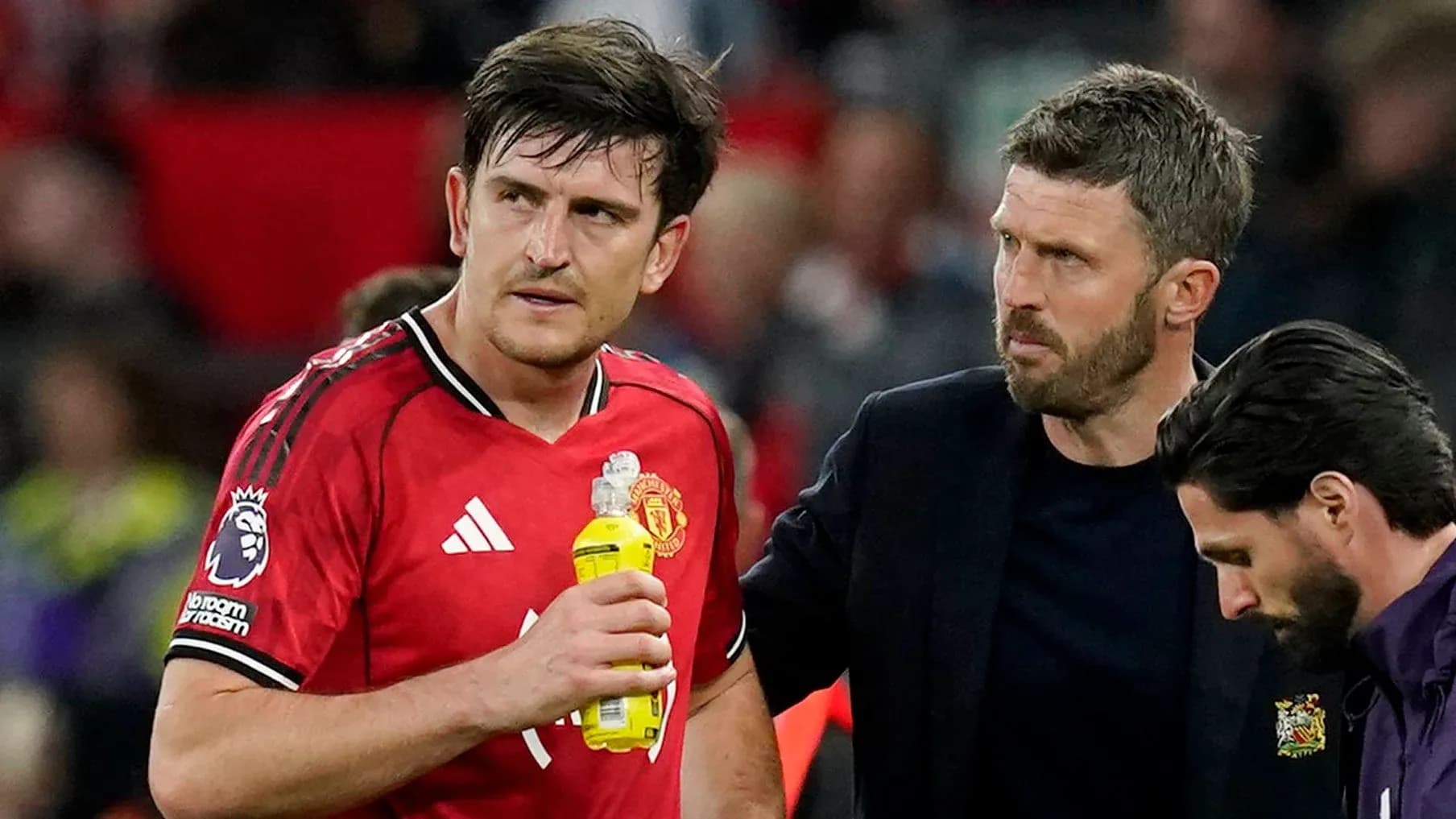 Jugador de Manchester United siendo atendido por el personal Jugador de Manchester United siendo atendido por el personal