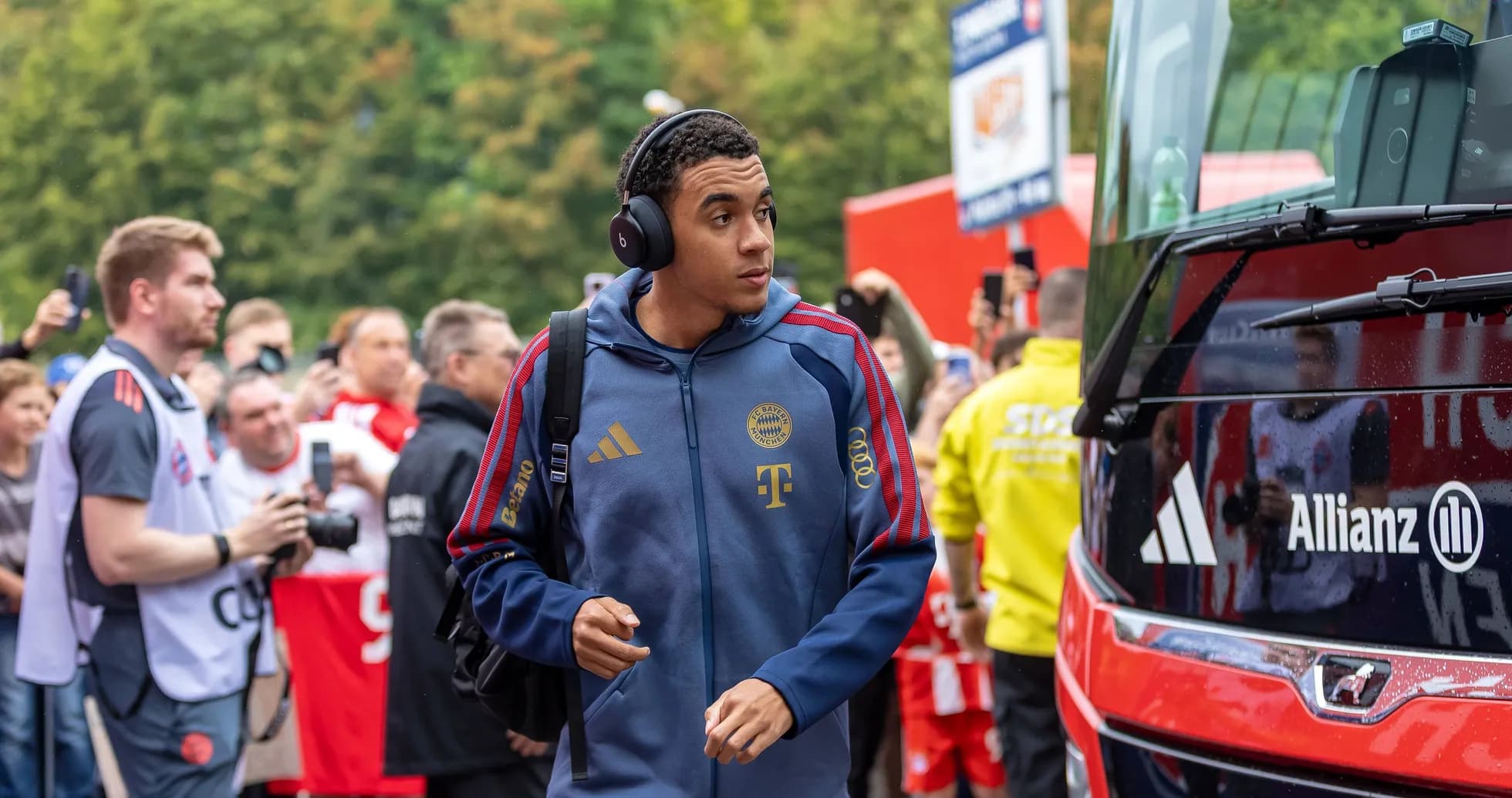 Jugador de Bayern Múnich llegando al autobús del equipo Jugador de Bayern Múnich llegando al autobús del equipo