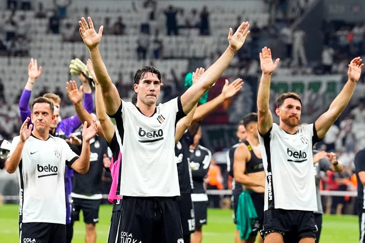 Jugadores de Beşiktaş saludando a la afición Jugadores de Beşiktaş saludando a la afición