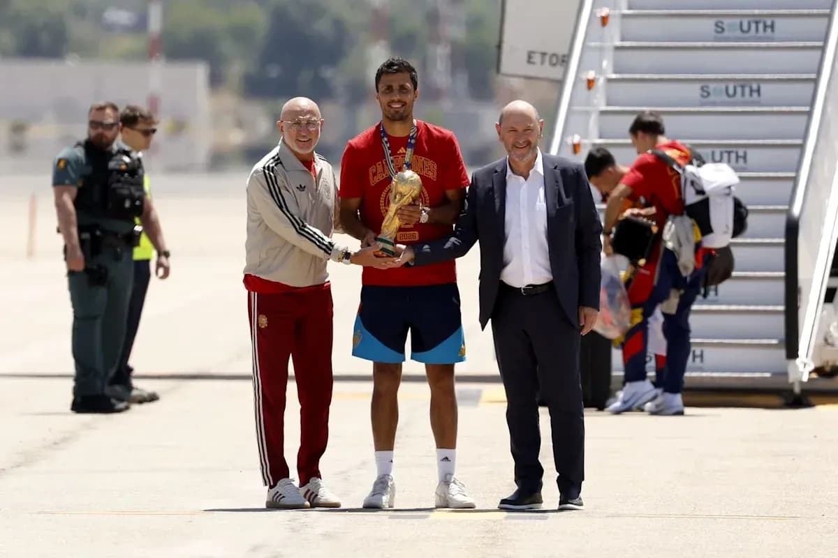 Jugadores recibiendo trofeo en aeropuerto Jugadores recibiendo trofeo en aeropuerto