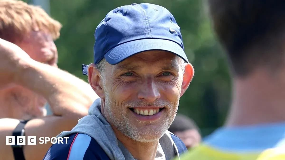 Entrenador sonriendo durante sesión de entrenamiento Entrenador sonriendo durante sesión de entrenamiento