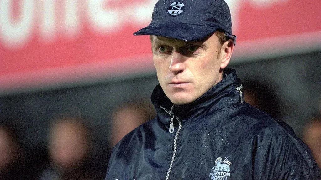 Entrenador de Preston North con chaqueta y gorra Entrenador de Preston North con chaqueta y gorra
