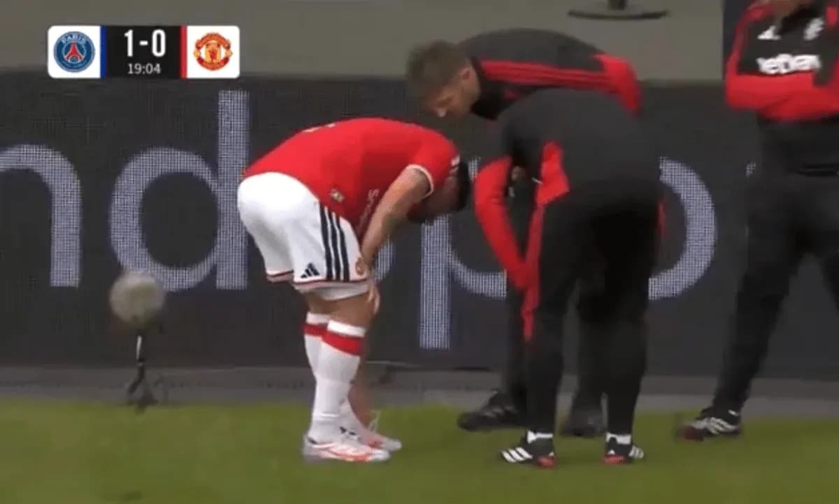 Jugador de Manchester United siendo atendido en la banda Jugador de Manchester United siendo atendido en la banda
