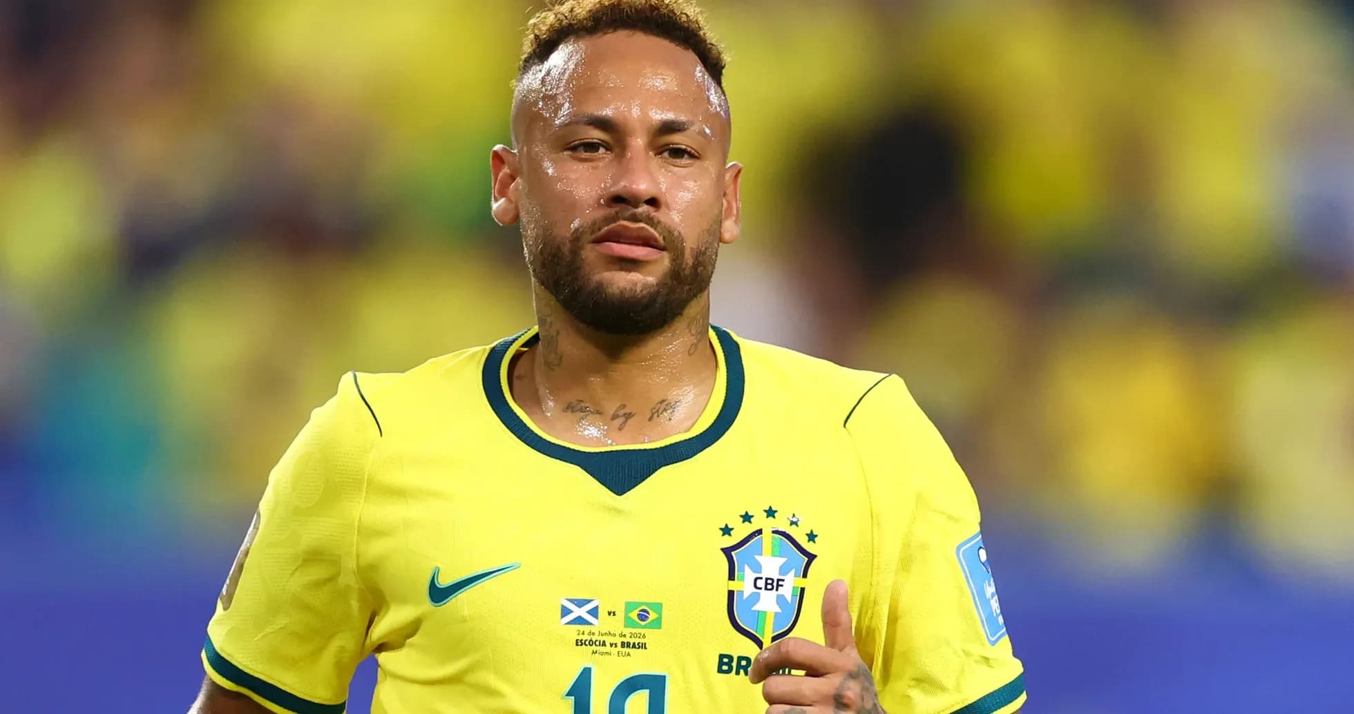 Neymar con camiseta amarilla de Brasil en el campo Neymar con camiseta amarilla de Brasil en el campo