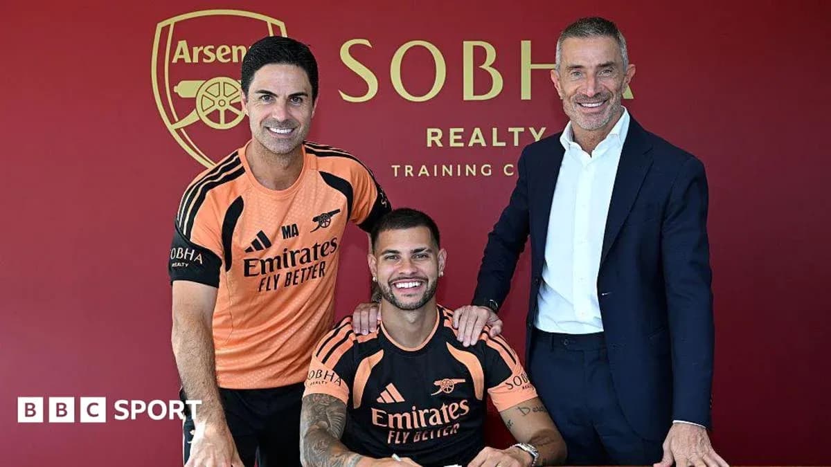 Entrenador y jugador posando en presentación oficial Entrenador y jugador posando en presentación oficial