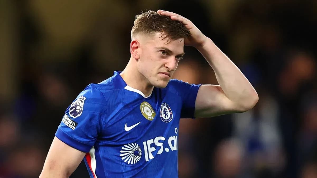 Jugador de Chelsea con mano en la cabeza durante partido Jugador de Chelsea con mano en la cabeza durante partido