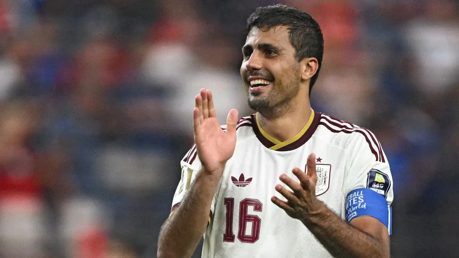 Jugador aplaudiendo con camiseta de España en partido Jugador aplaudiendo con camiseta de España en partido