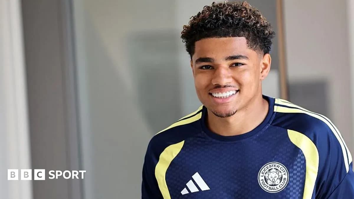 Jugador sonriendo con camiseta de Leicester City Jugador sonriendo con camiseta de Leicester City