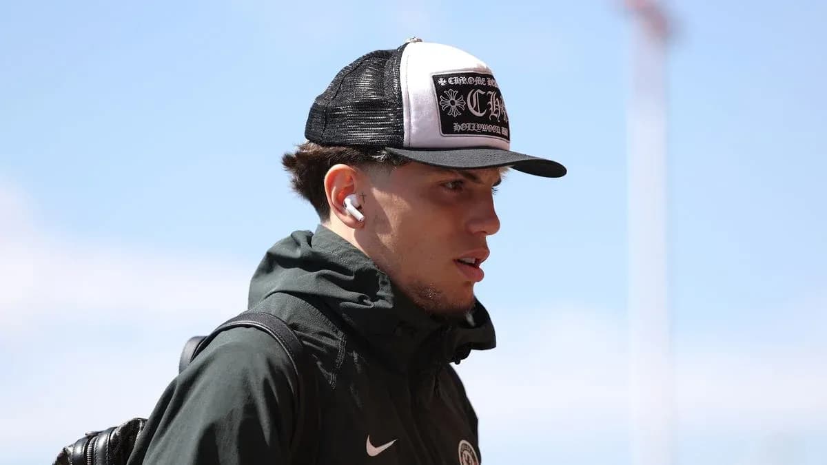 Jugador con gorra y auriculares caminando Jugador con gorra y auriculares caminando