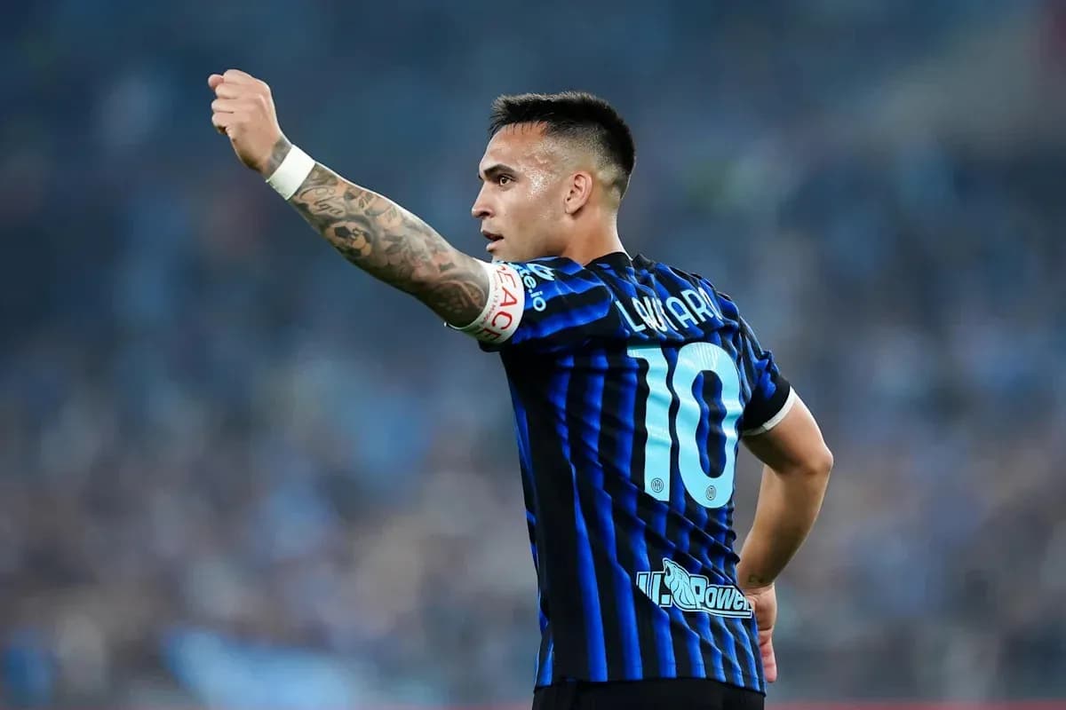Jugador señalando mientras viste camiseta azul y negra Jugador señalando mientras viste camiseta azul y negra