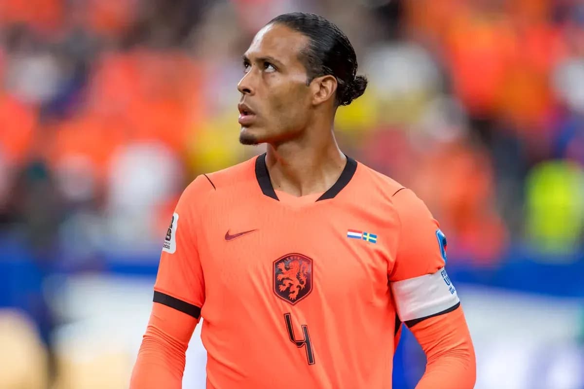 Jugador con camiseta naranja en el campo de fútbol Jugador con camiseta naranja en el campo de fútbol