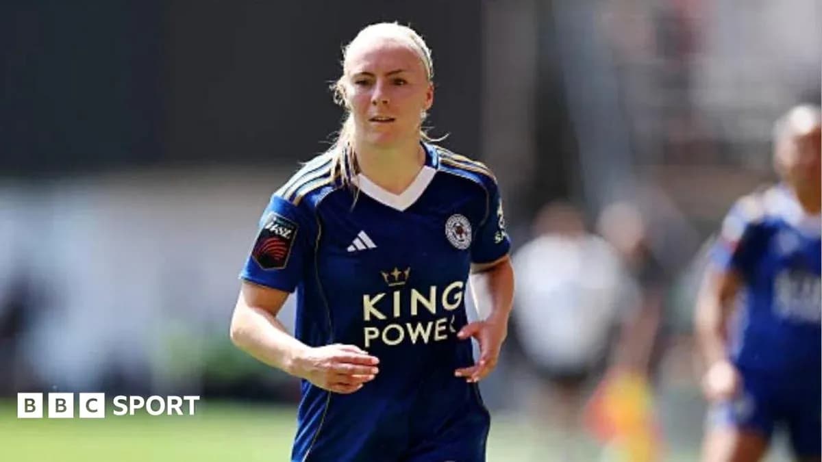 Jugadora de Leicester City corriendo en el campo Jugadora de Leicester City corriendo en el campo