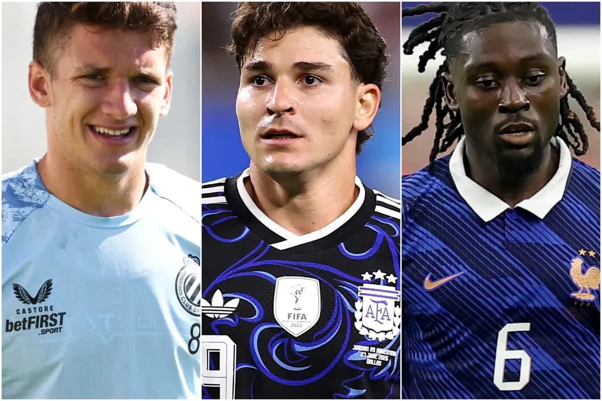 Tres jugadores de fútbol en diferentes camisetas Tres jugadores de fútbol en diferentes camisetas