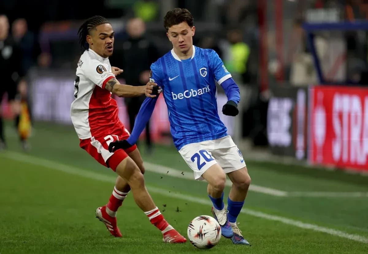 Jugador del KRC Genk intentando controlar el balón Jugador del KRC Genk intentando controlar el balón