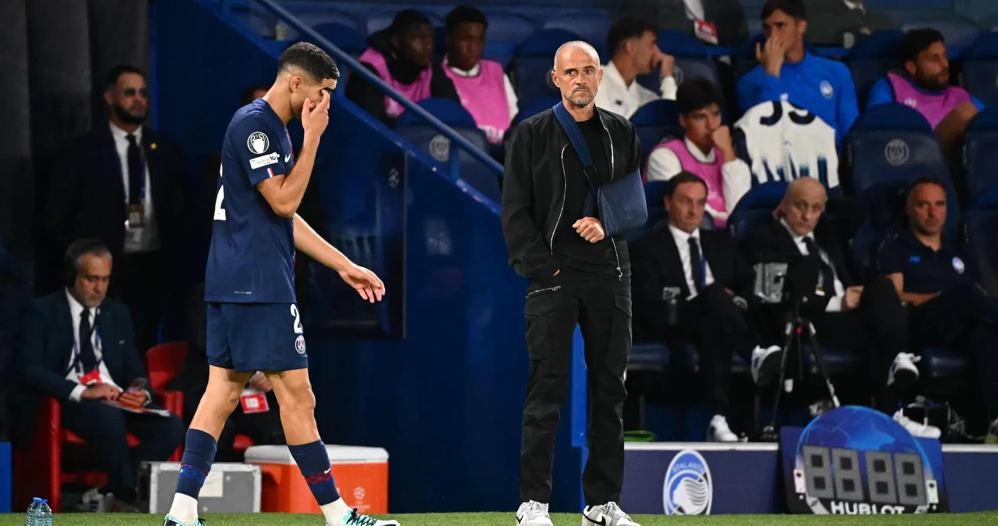 Jugador saliendo del campo mientras el entrenador observa Jugador saliendo del campo mientras el entrenador observa