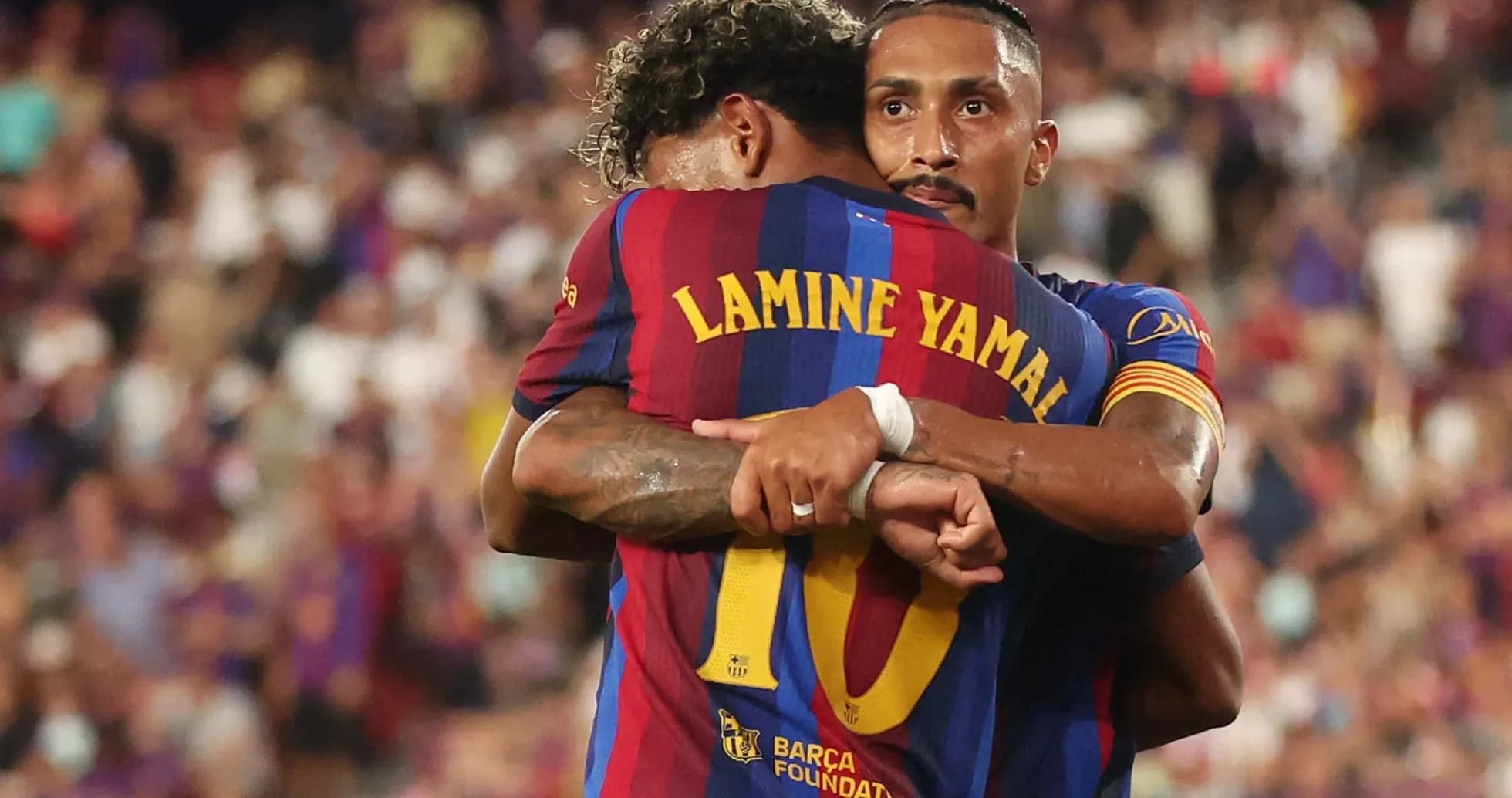 Jugadores de Barcelona abrazándose en el campo Jugadores de Barcelona abrazándose en el campo