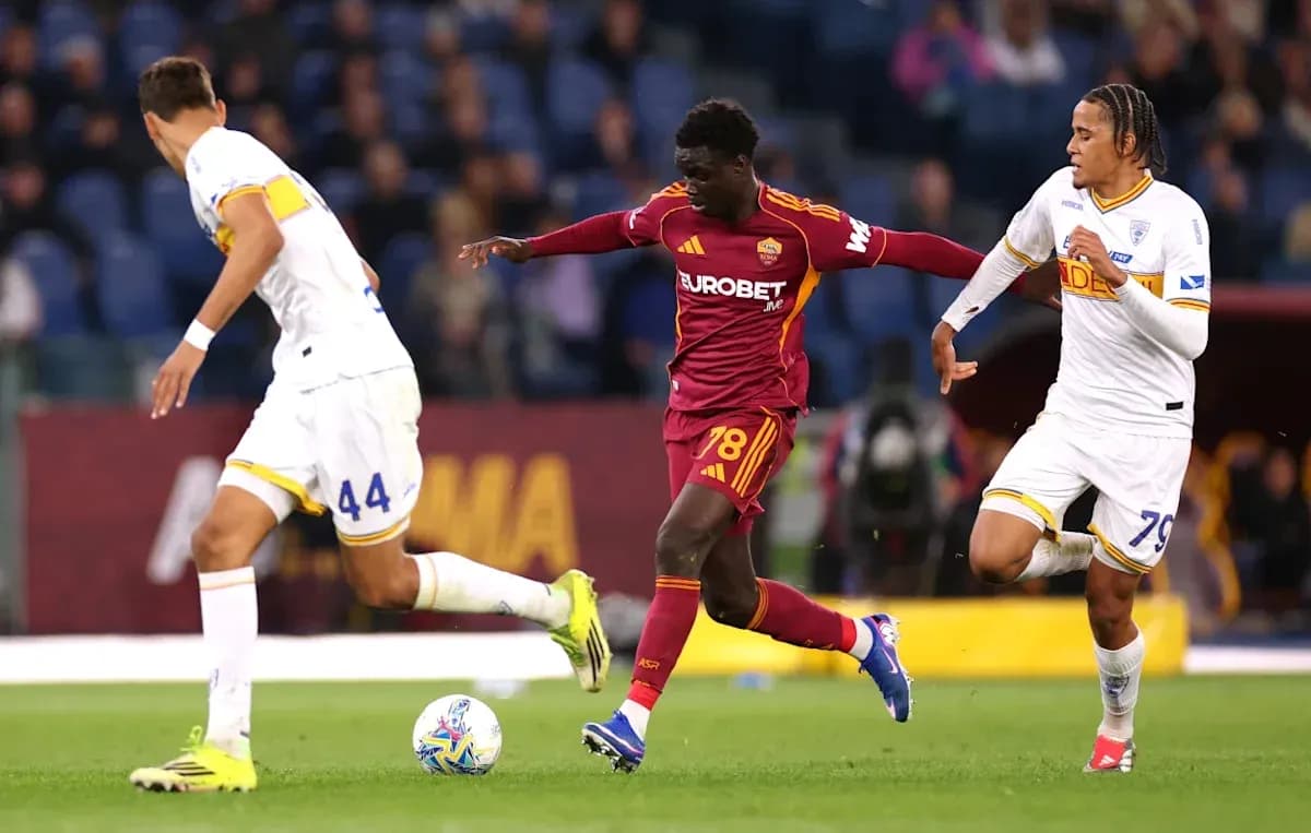 Jugador de la Roma esquivando a dos defensores rivales Jugador de la Roma esquivando a dos defensores rivales
