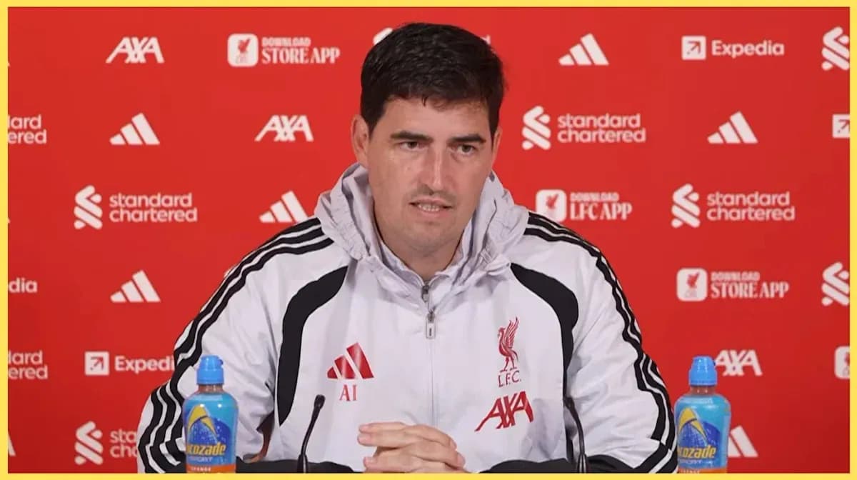 Entrenador en rueda de prensa con fondo rojo Entrenador en rueda de prensa con fondo rojo