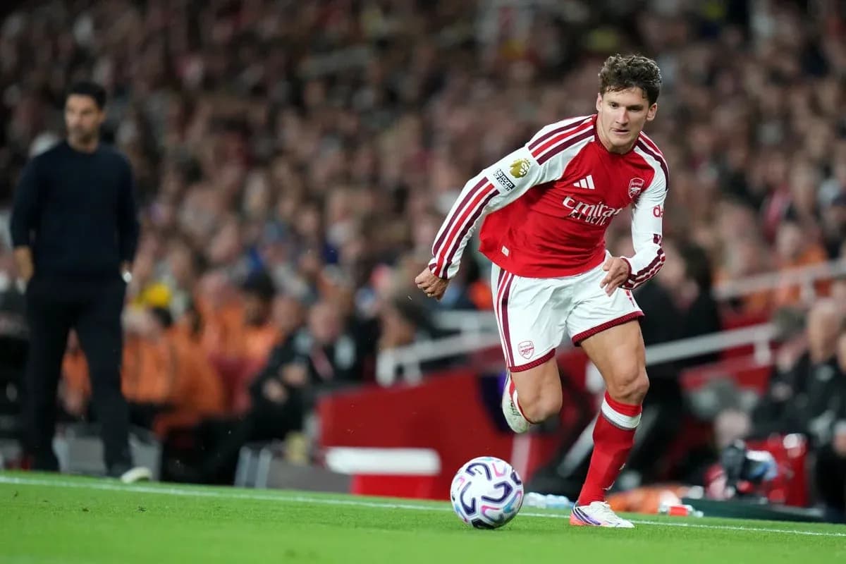 Jugador de Arsenal corriendo con el balón durante partido Jugador de Arsenal corriendo con el balón durante partido