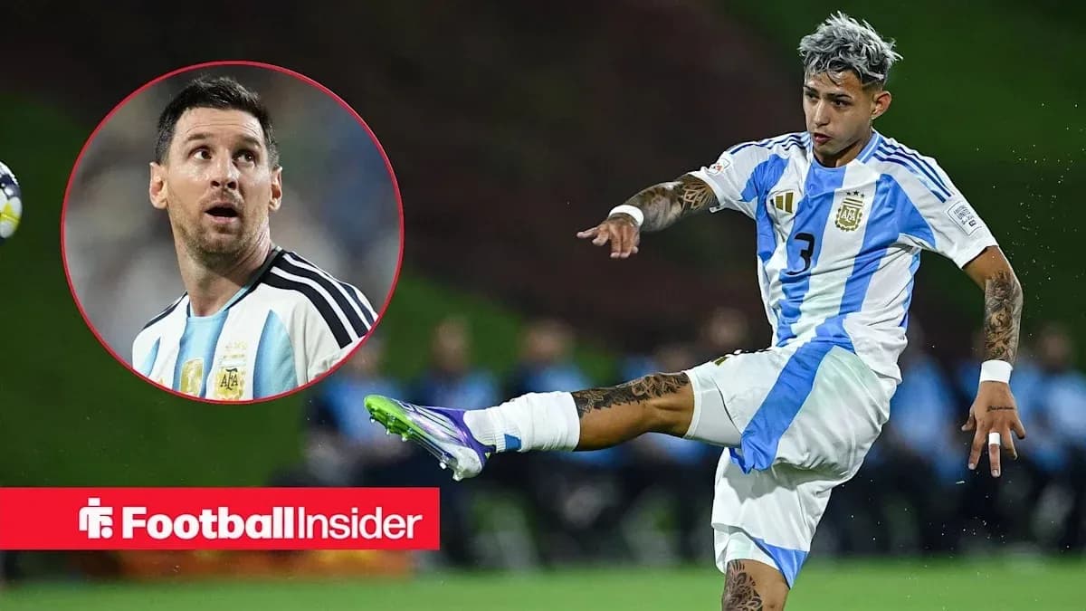 Jugador argentino pateando el balón en el campo Jugador argentino pateando el balón en el campo