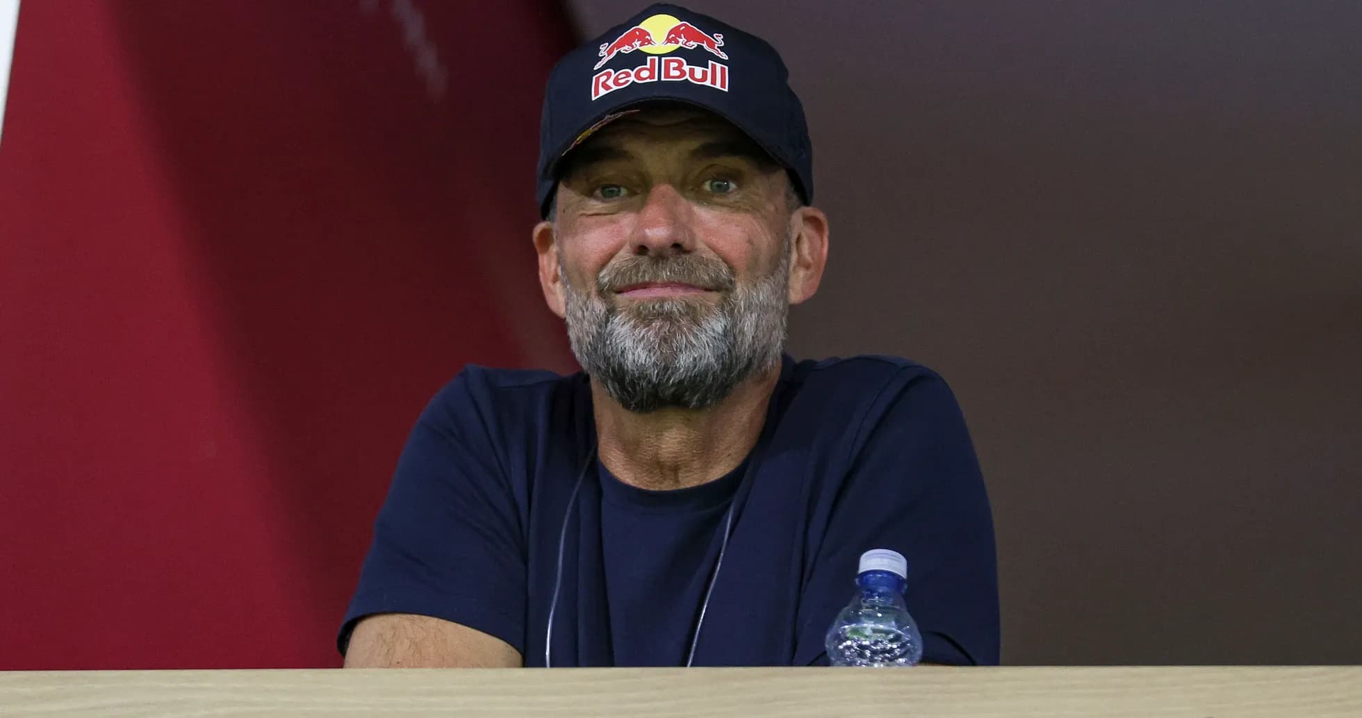 Hombre con gorra de Red Bull en un palco Hombre con gorra de Red Bull en un palco