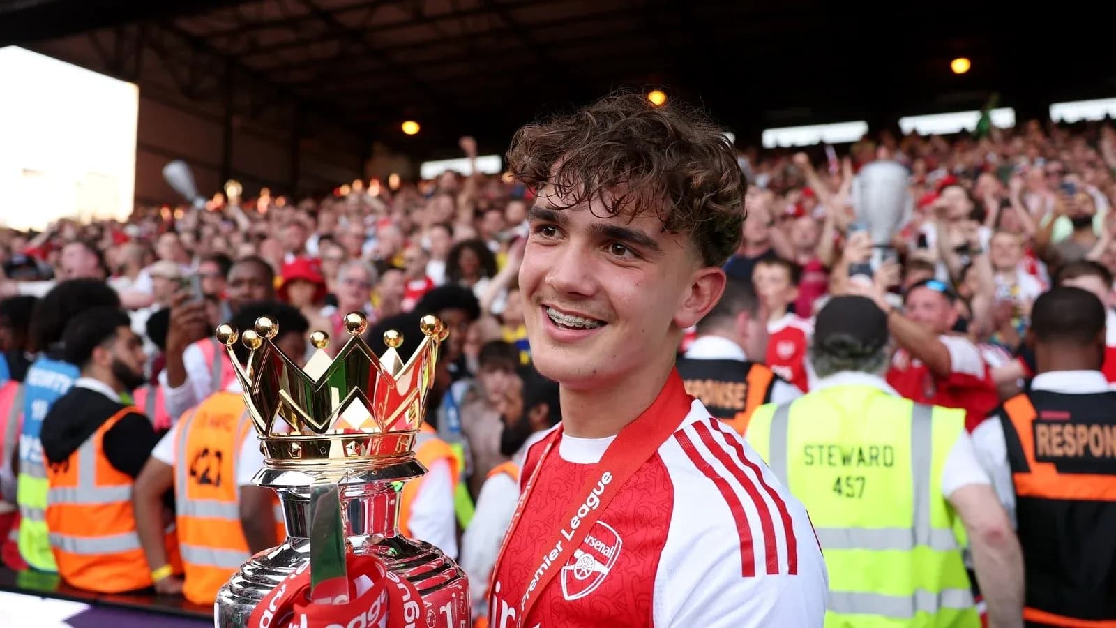 Jugador del Arsenal sosteniendo el trofeo de la Premier League Jugador del Arsenal sosteniendo el trofeo de la Premier League