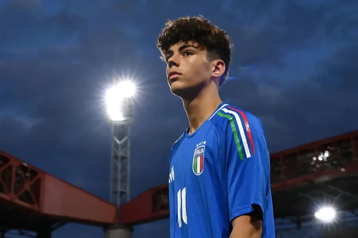 Jugador de Italia en uniforme azul bajo luces del estadio Jugador de Italia en uniforme azul bajo luces del estadio