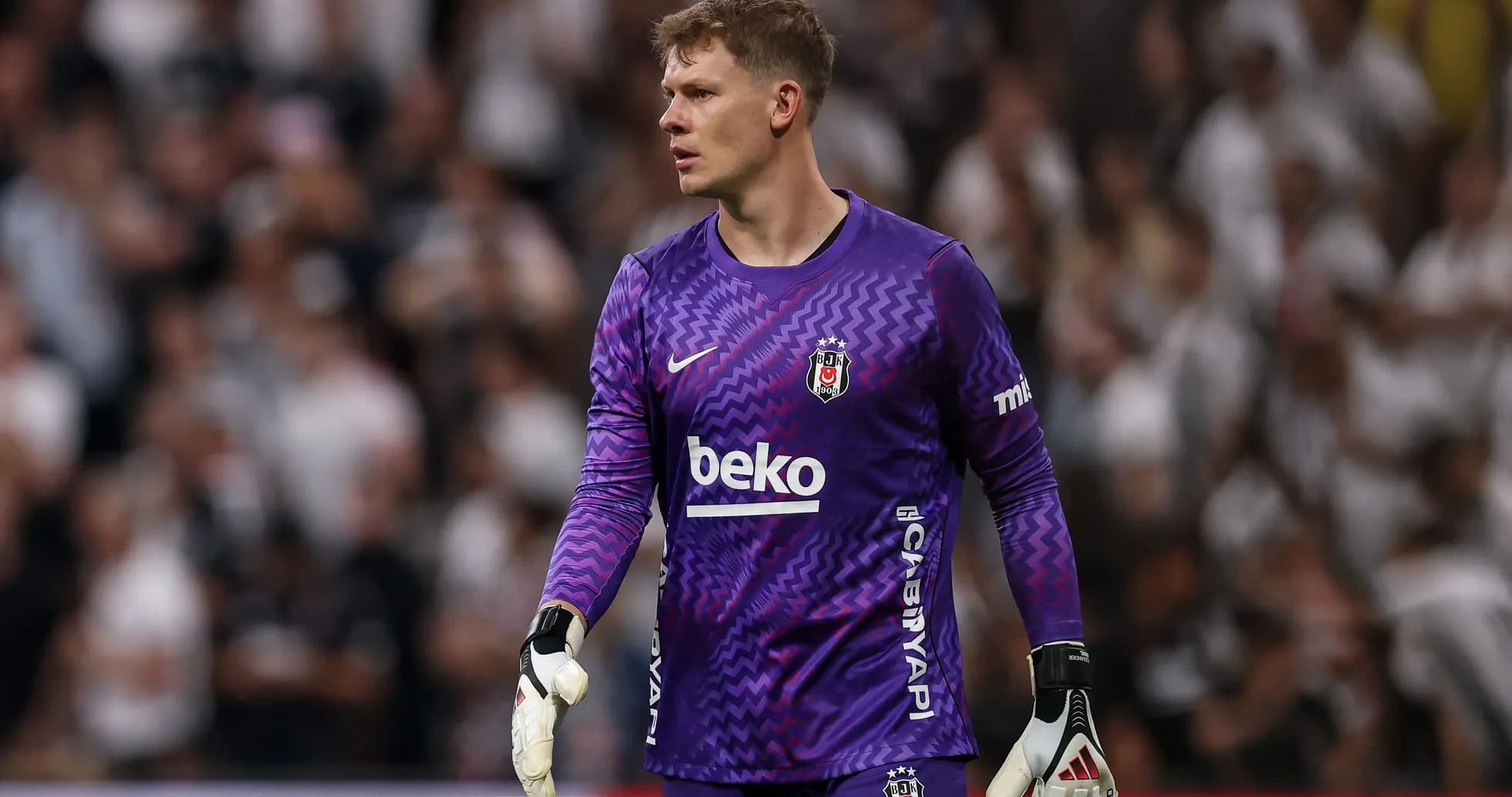 Portero de Besiktas con uniforme morado en el campo Portero de Besiktas con uniforme morado en el campo