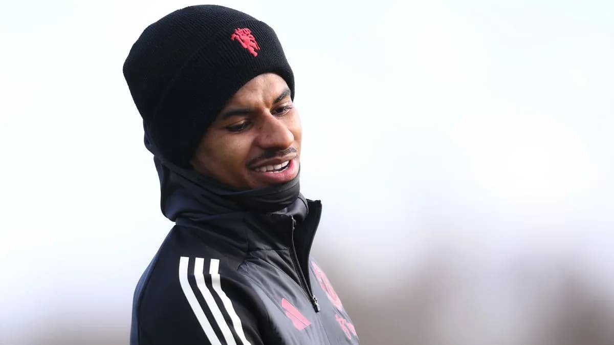 Jugador en entrenamiento con gorro y chaqueta Jugador en entrenamiento con gorro y chaqueta