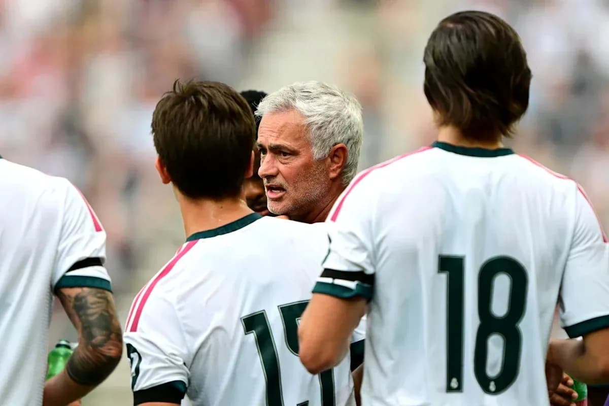 Entrenador hablando con jugadores durante el partido Entrenador hablando con jugadores durante el partido
