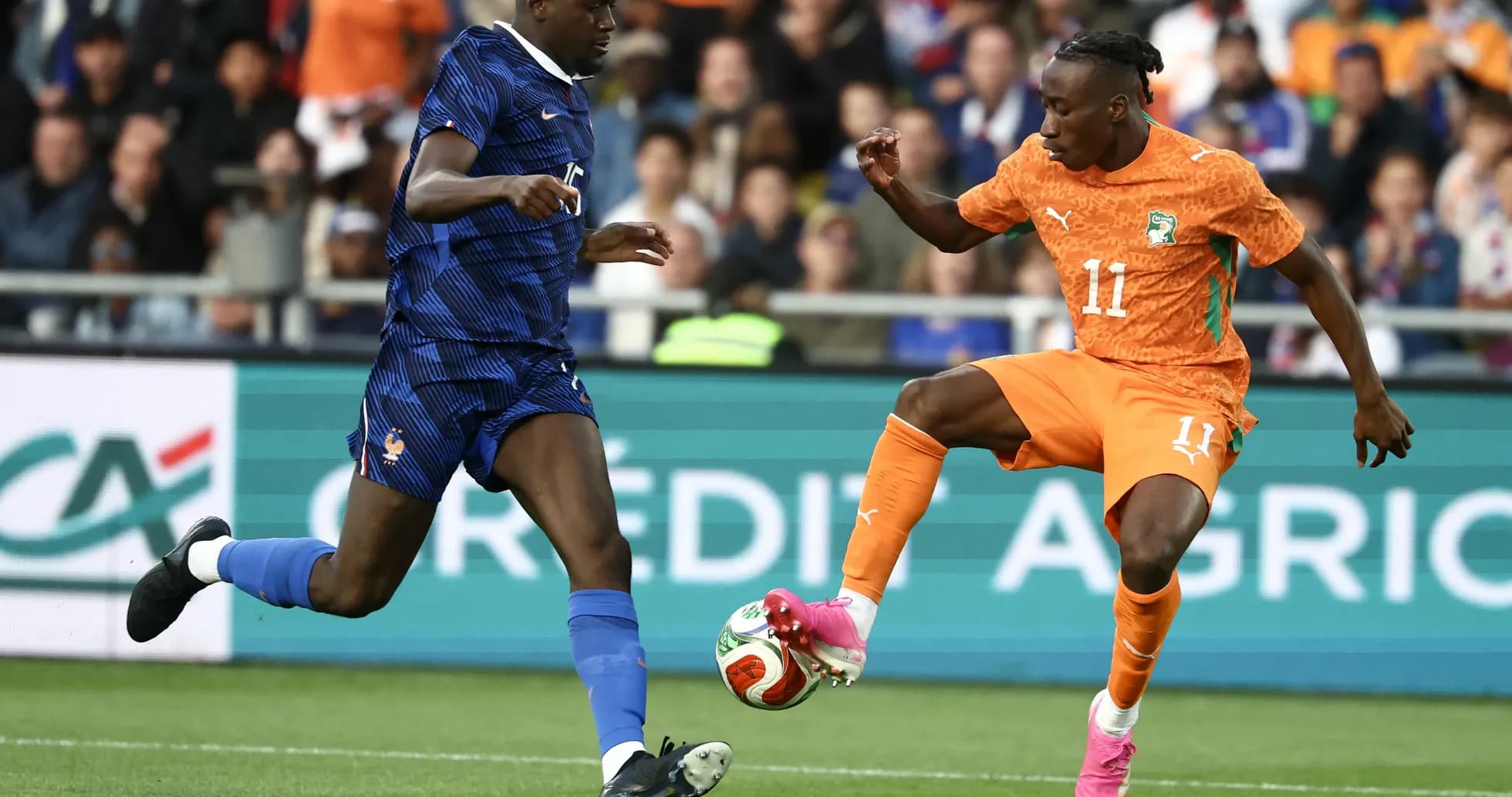 Jugador de Francia defendiendo contra jugador de Costa de Marfil Jugador de Francia defendiendo contra jugador de Costa de Marfil