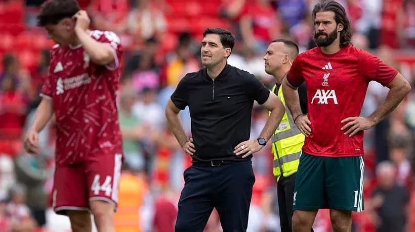 Entrenador y jugadores de Liverpool en el campo Entrenador y jugadores de Liverpool en el campo