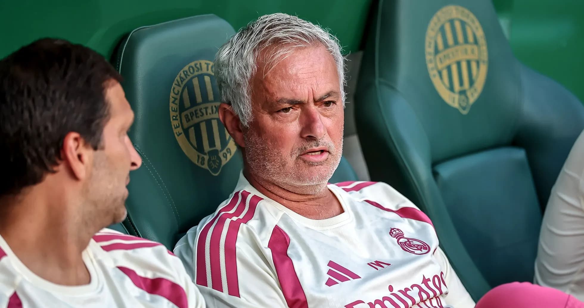 Entrenador en el banquillo durante un partido Entrenador en el banquillo durante un partido