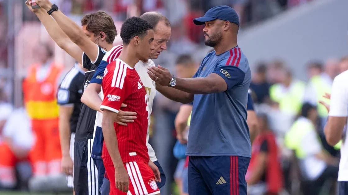 Jugador de Bayern Munich siendo atendido por el entrenador Jugador de Bayern Munich siendo atendido por el entrenador