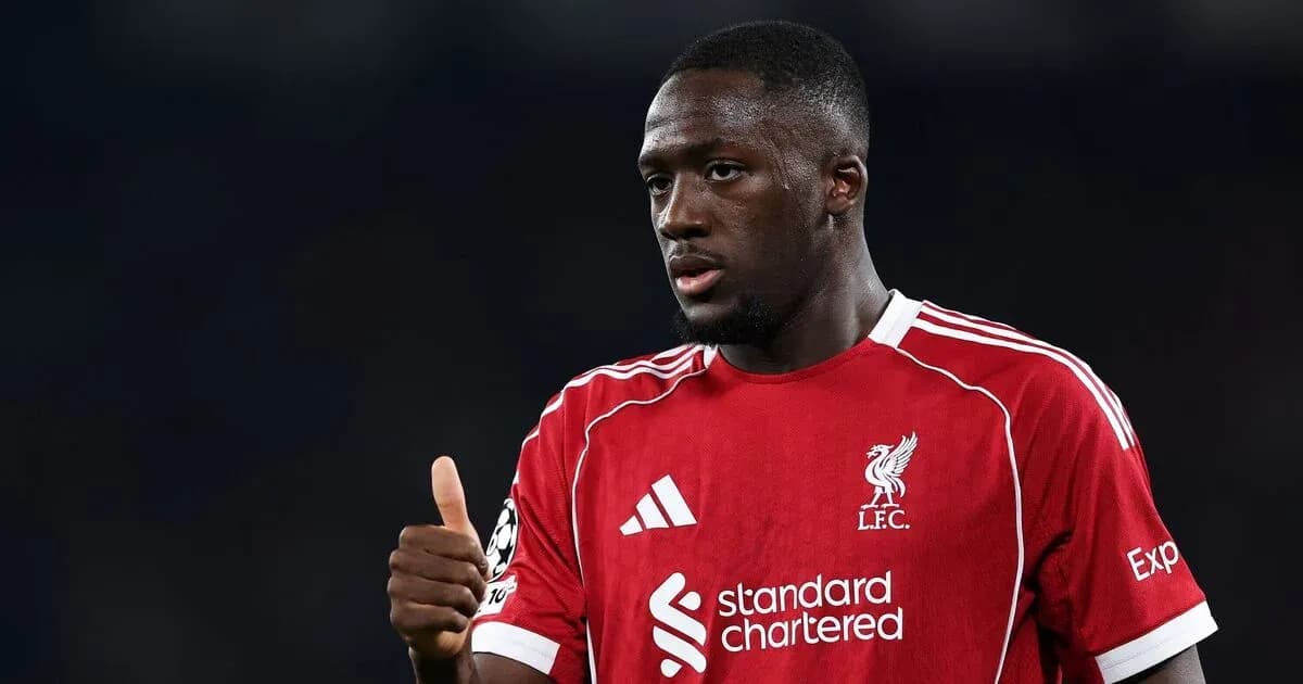 Jugador de Liverpool haciendo un gesto de aprobación Jugador de Liverpool haciendo un gesto de aprobación