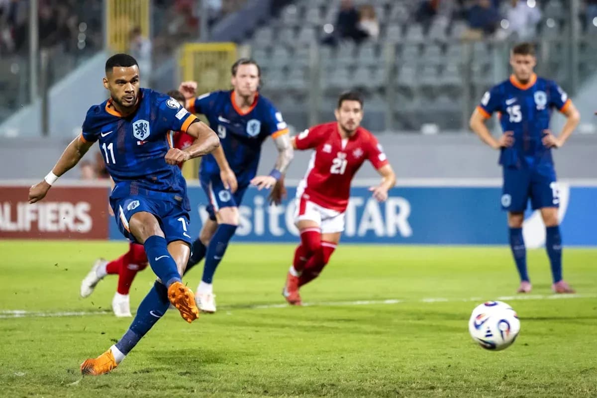 Jugador ejecutando un penalti durante el partido Jugador ejecutando un penalti durante el partido