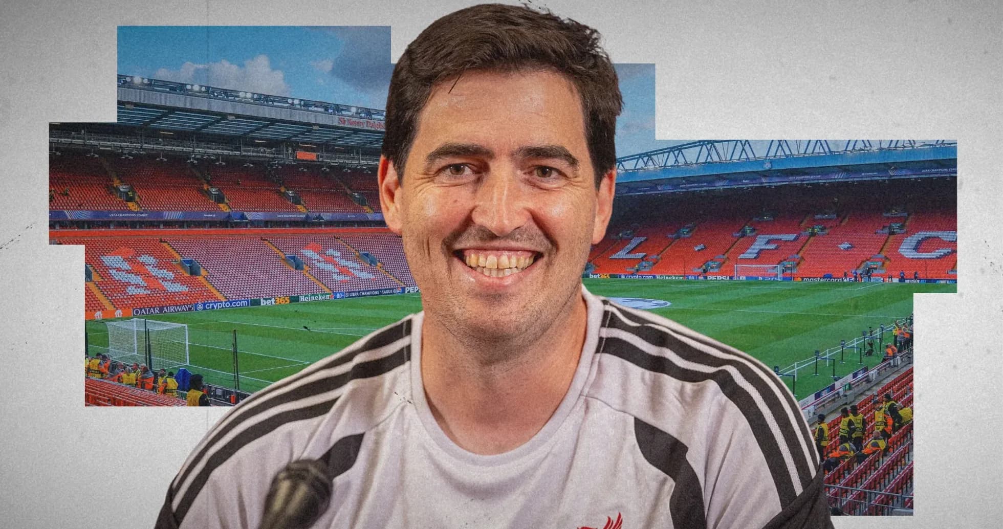 Entrenador sonriente en Anfield antes del partido Entrenador sonriente en Anfield antes del partido
