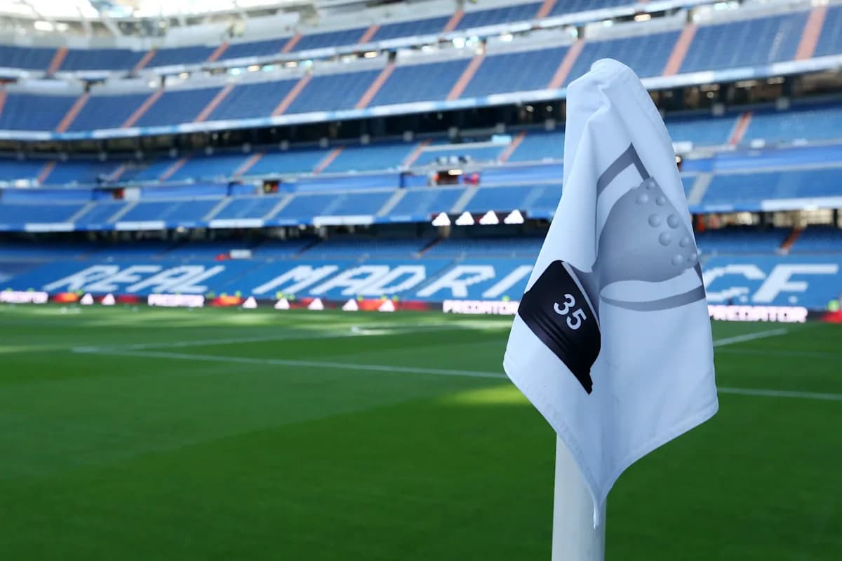Esquina de campo con bandera en estadio Santiago Bernabéu Esquina de campo con bandera en estadio Santiago Bernabéu