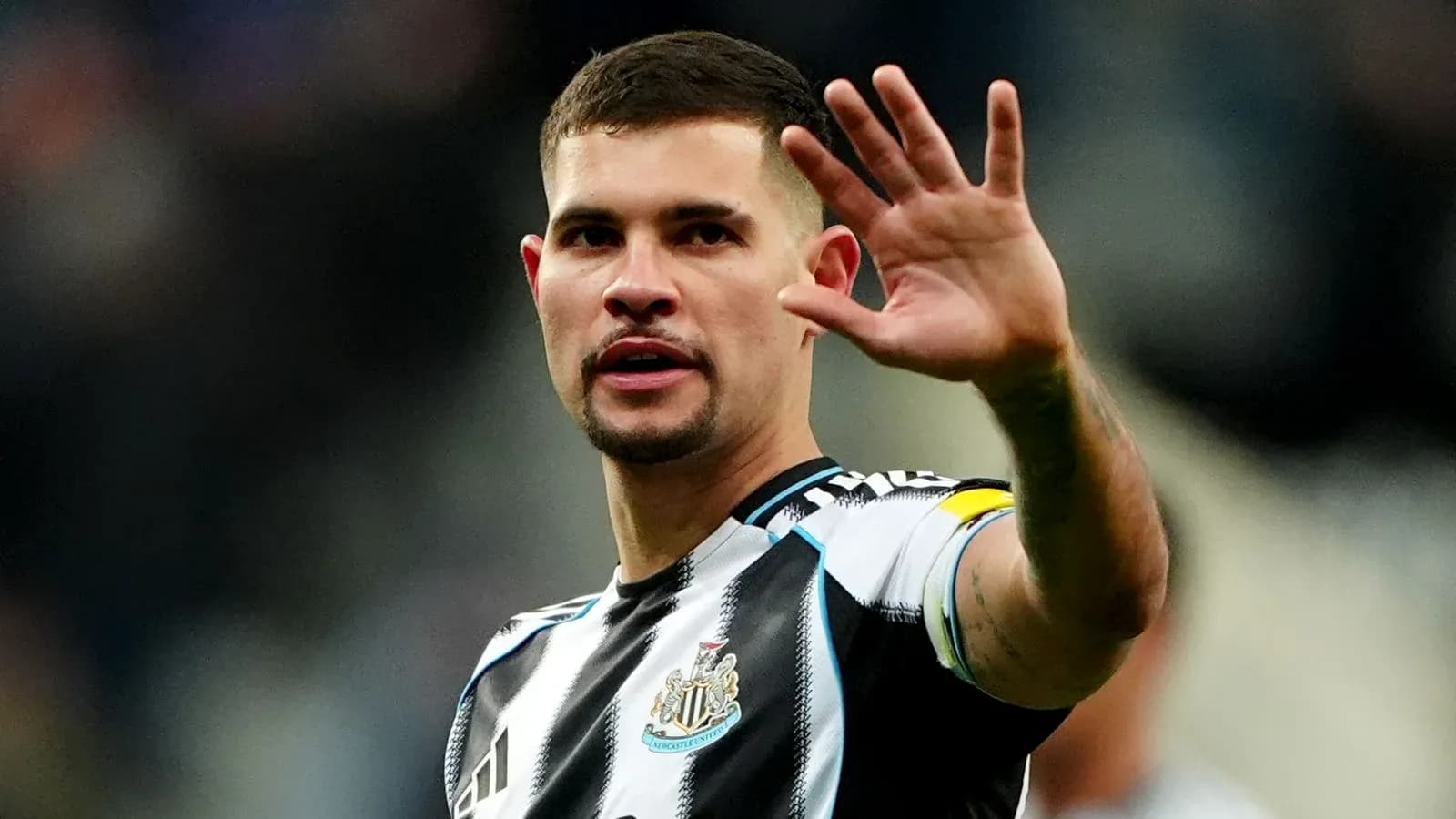 Jugador saludando con camiseta del Newcastle United Jugador saludando con camiseta del Newcastle United