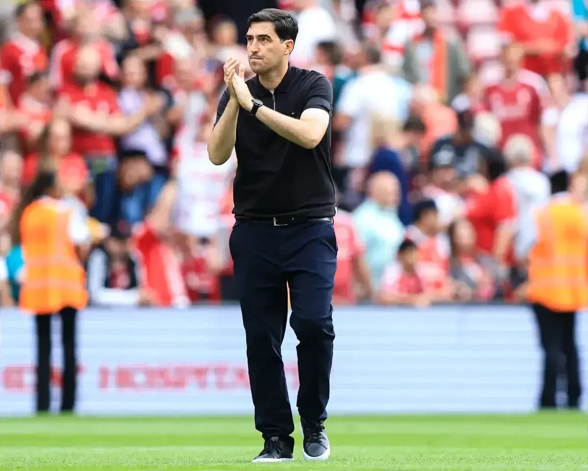 Entrenador aplaudiendo frente a la afición Entrenador aplaudiendo frente a la afición