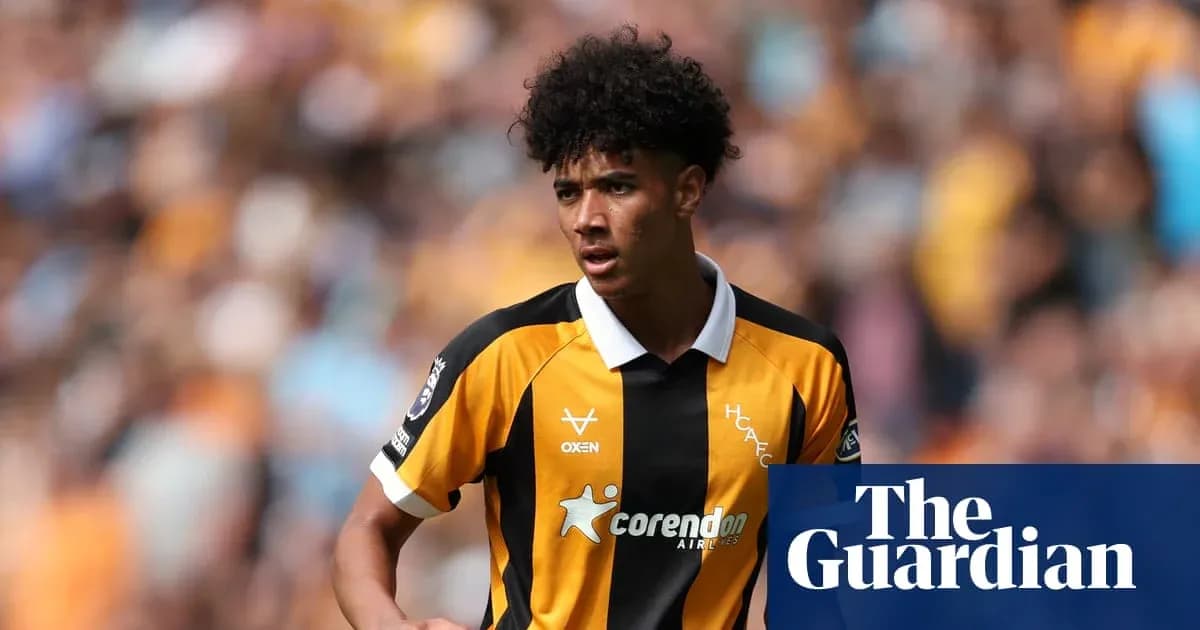 Jugador de fútbol con camiseta de HCAFC en el campo Jugador de fútbol con camiseta de HCAFC en el campo
