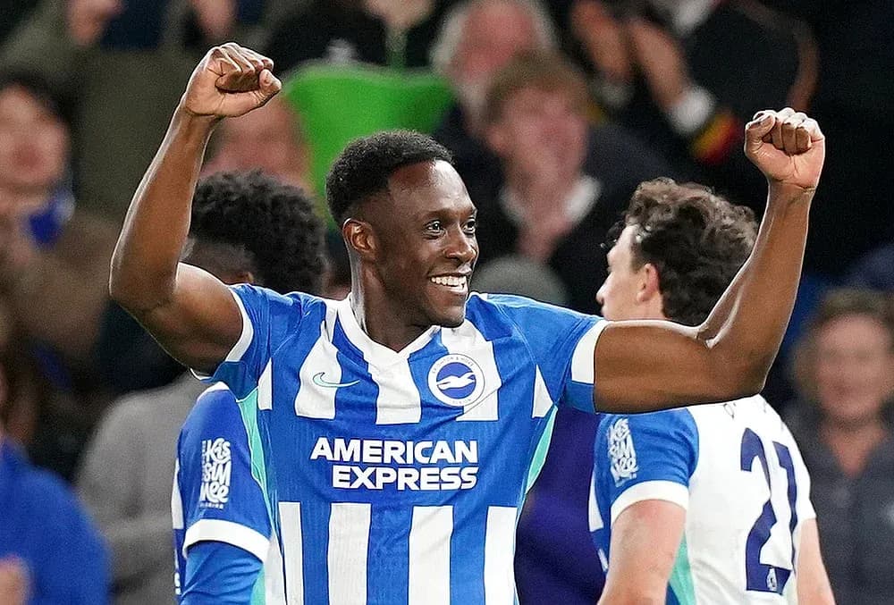 Jugador de Brighton celebra un gol Jugador de Brighton celebra un gol
