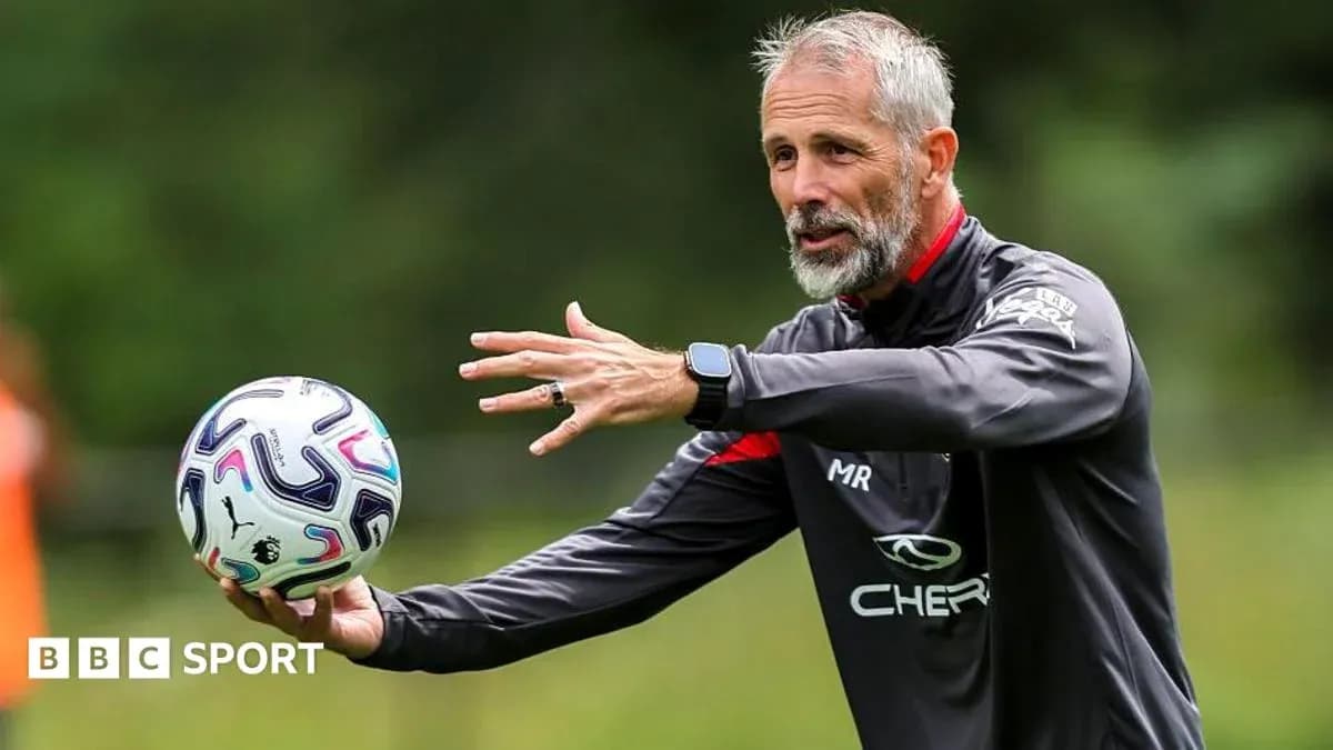Entrenador dirigiendo sesión de entrenamiento con balón Entrenador dirigiendo sesión de entrenamiento con balón