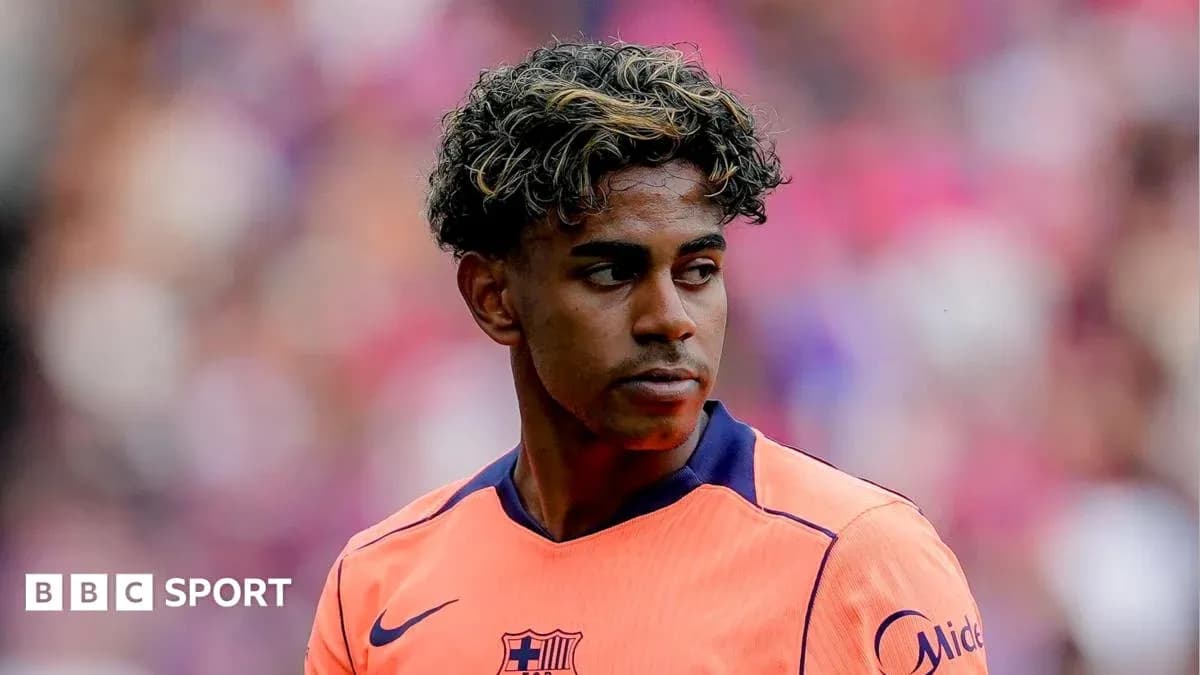 Jugador de FC Barcelona en uniforme naranja durante partido Jugador de FC Barcelona en uniforme naranja durante partido